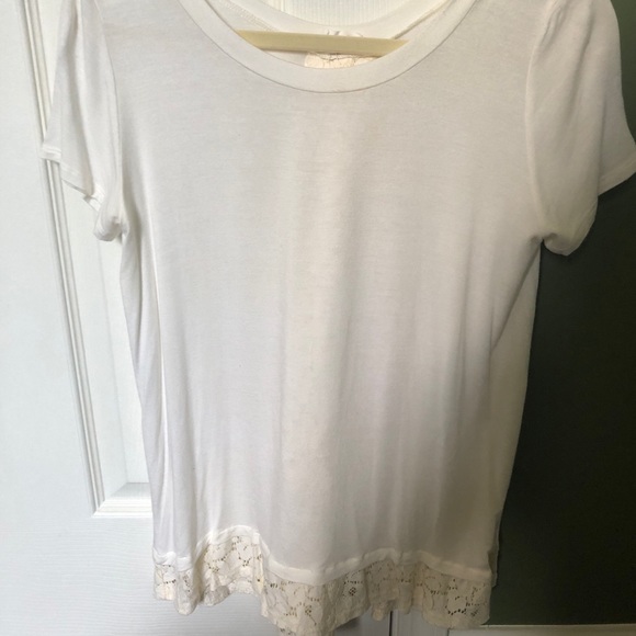 White detailed tee shirt✨ - Picture 2 of 3